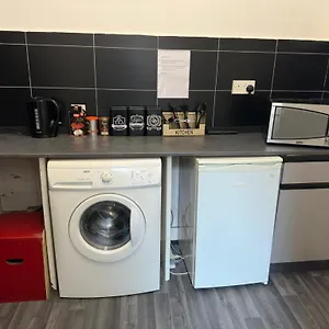 Central Location, Close To Bars Restaurants And Train Stations Homestay