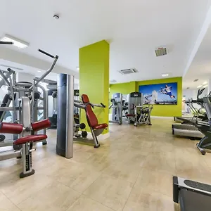 Cityscape Serenity: 10th Floor Oasis Near City Airport, Excel & 02 Apartment