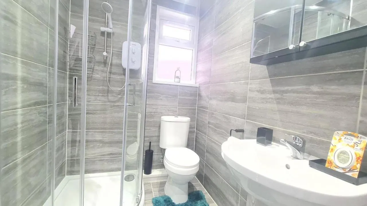 Spacious Room In Manor Park London Homestay
